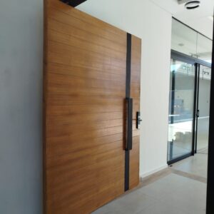 PUERTA MINIMALISTA CON HERRAJE METALICO